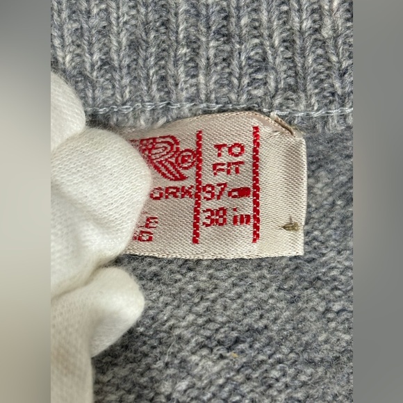 Jaeger 100% Lambswool V-Neck Sweater size Medium/ Made in Scotland - Picture 6 of 7